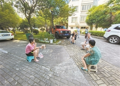 在瀚德逸居小区，老人们坐在一起纳凉闲聊