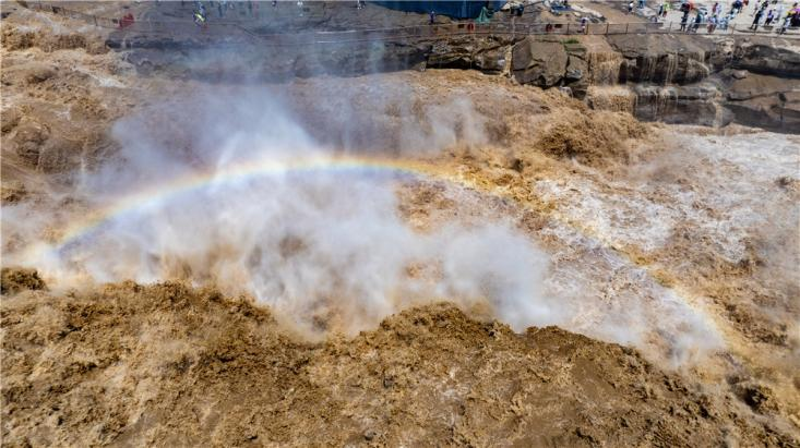 壮美的黄河壶口瀑布上方出现彩虹景观