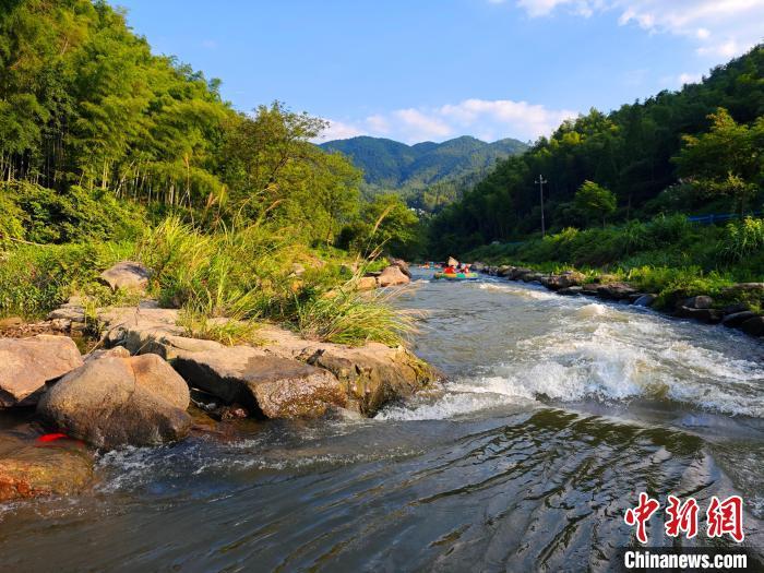 南昌遇40℃高温天 梅岭峡谷漂流迎游客体验消暑