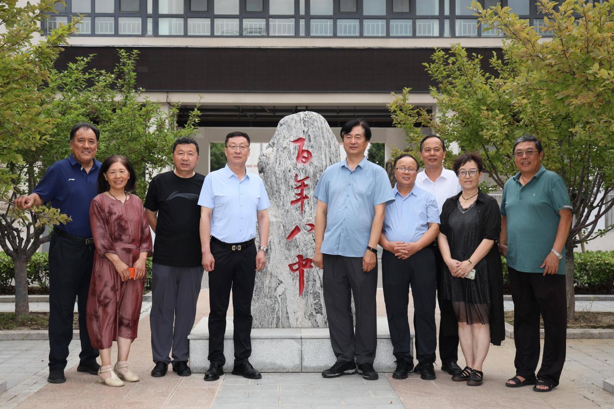 济宁市老摄影家协会与济宁八中联合开展光影助学活动