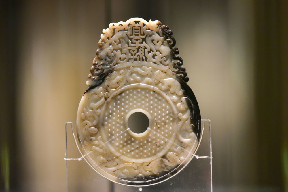 在山东省青州博物馆拍摄的“宜子孙”玉璧（2025年5月13日摄）。