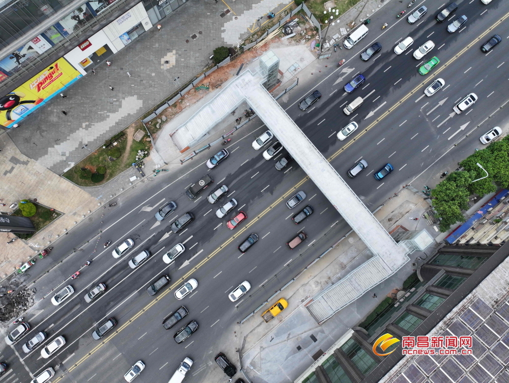 南昌十字街人行天桥即将完工