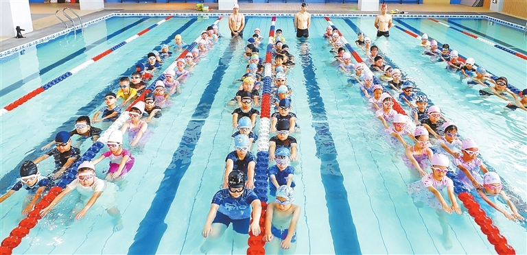 新余：小学生游泳技能培训（图）