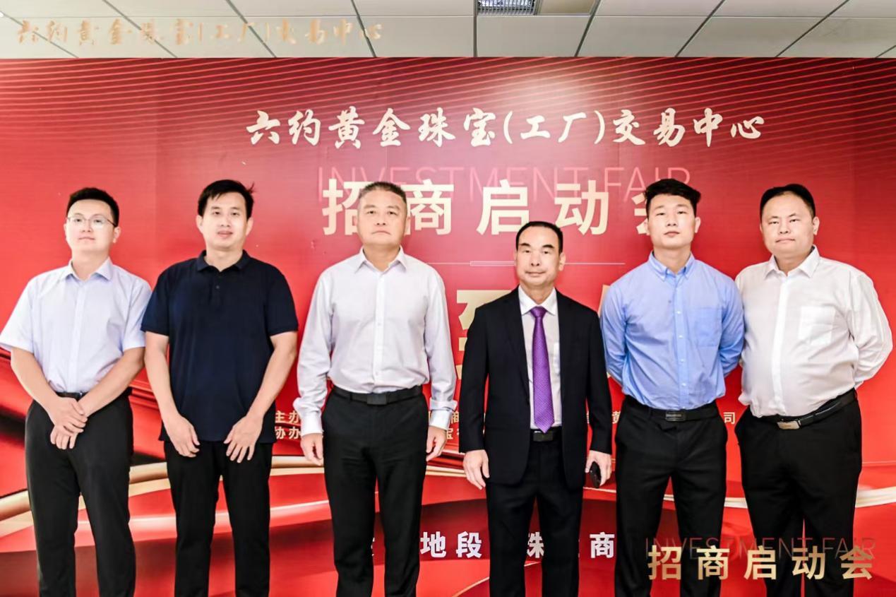 横岗街道党工委书记 刘庆（左三）