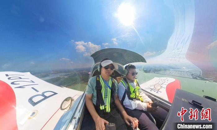 图为游客在空中俯瞰共青城市南湖水域。共青城市融媒体中心供图