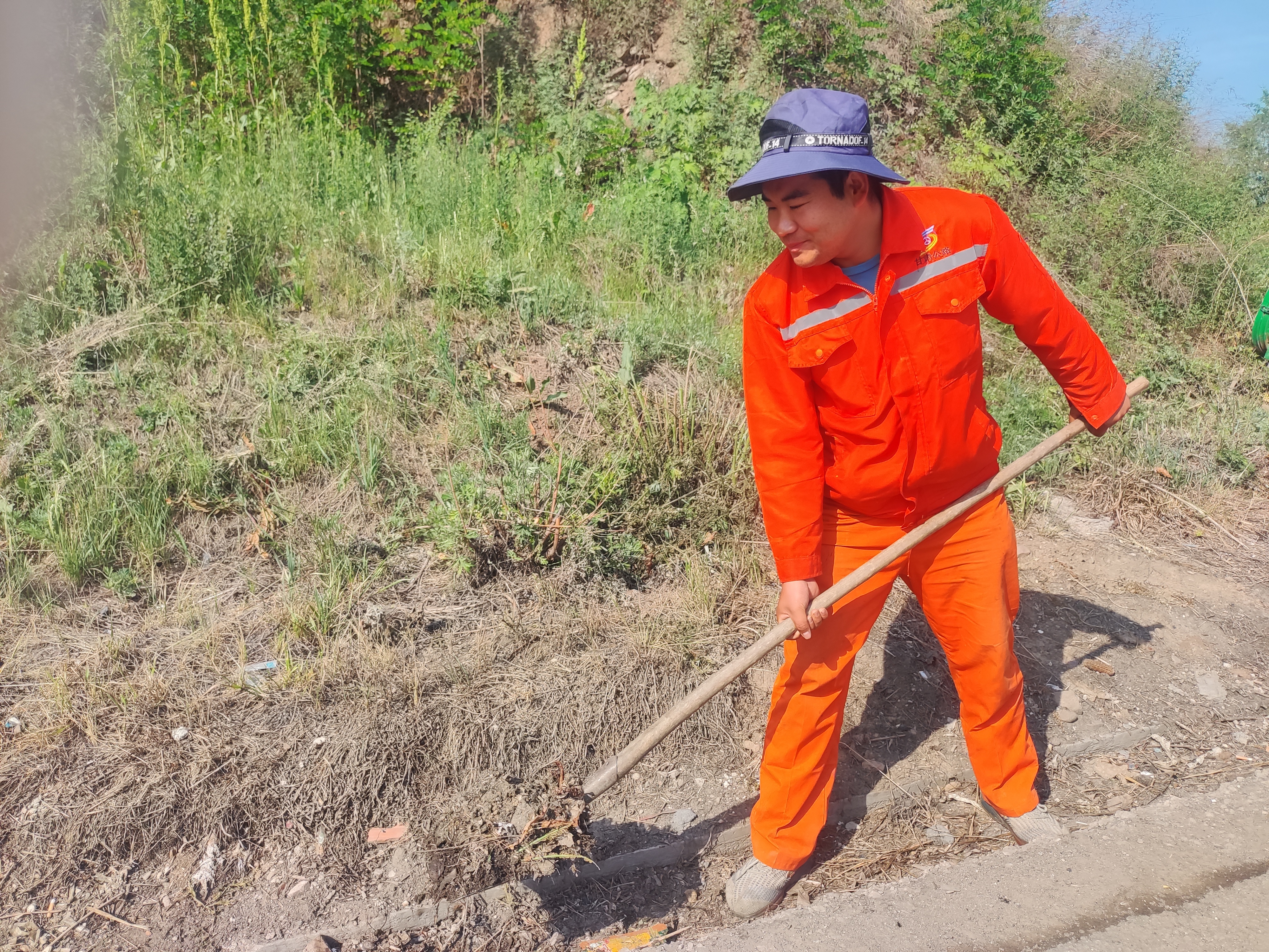 华亭公路守护者不惧“烤”验　“汗”卫城市通行环境