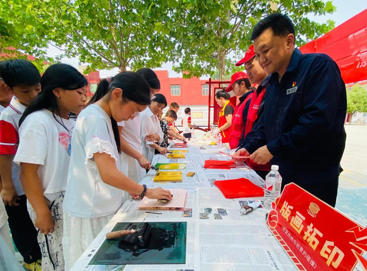 漯河供电公司青年志愿者协同驻召陵区青年镇青年村工作队到该村学校组织开展“赋能乡村教育 点亮童年梦想”主题活动，为孩子们送去节日的关爱。何献军摄