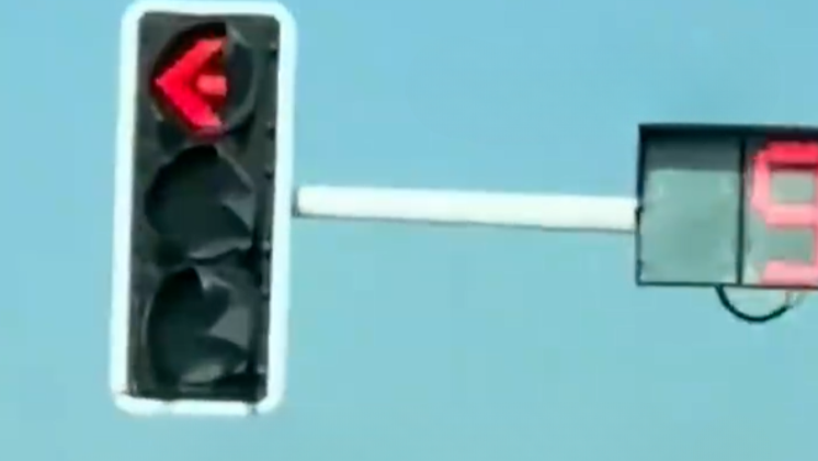 南昌一红绿灯罩热得融化变形？交警队：原因不明，已报修
