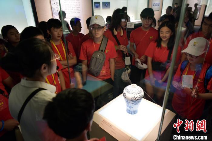 7月6日，2025年“亲情中华·中国寻根之旅”夏令营河北营开营，华裔青少年参观河北博物院展示的文物。　中新网记者 翟羽佳 摄