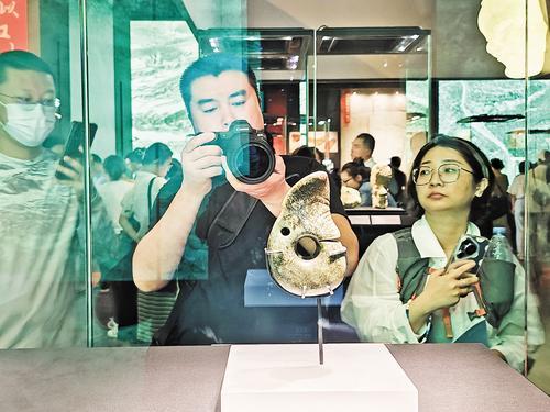 6月26日，“龙腾中国：红山文化古国文明特展”在上海博物馆东馆向公众免费开放。本报记者 史晓多摄