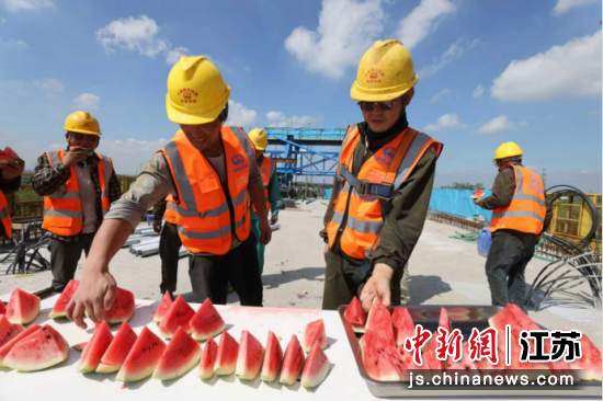 项目部采取“错峰施工”模式，避开午间高温时段，并发放西瓜、绿豆汤等防暑物品。