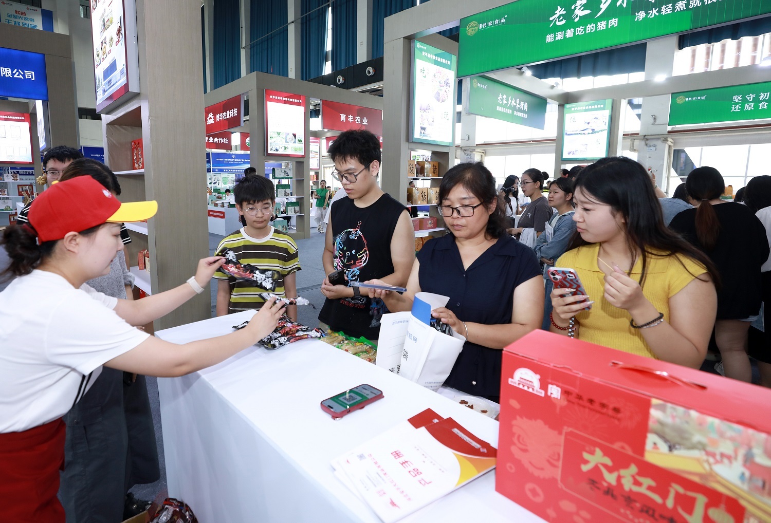 7月10日，观众现场购买农产品。陈月振 摄
