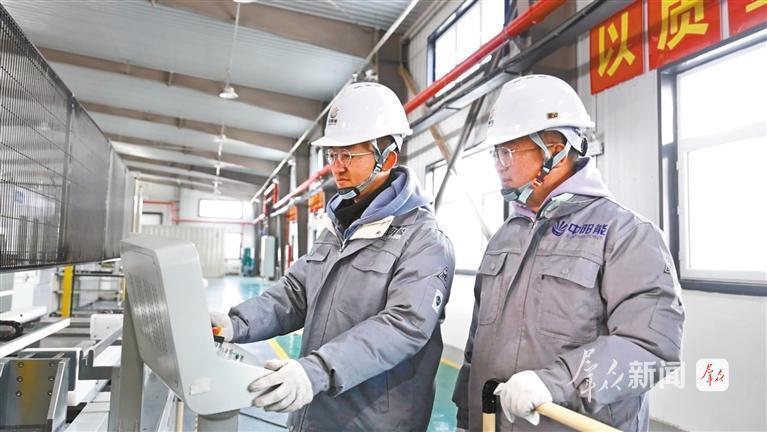中阳能工作人员在车间检测设备（资料照片）。 受访者供图
