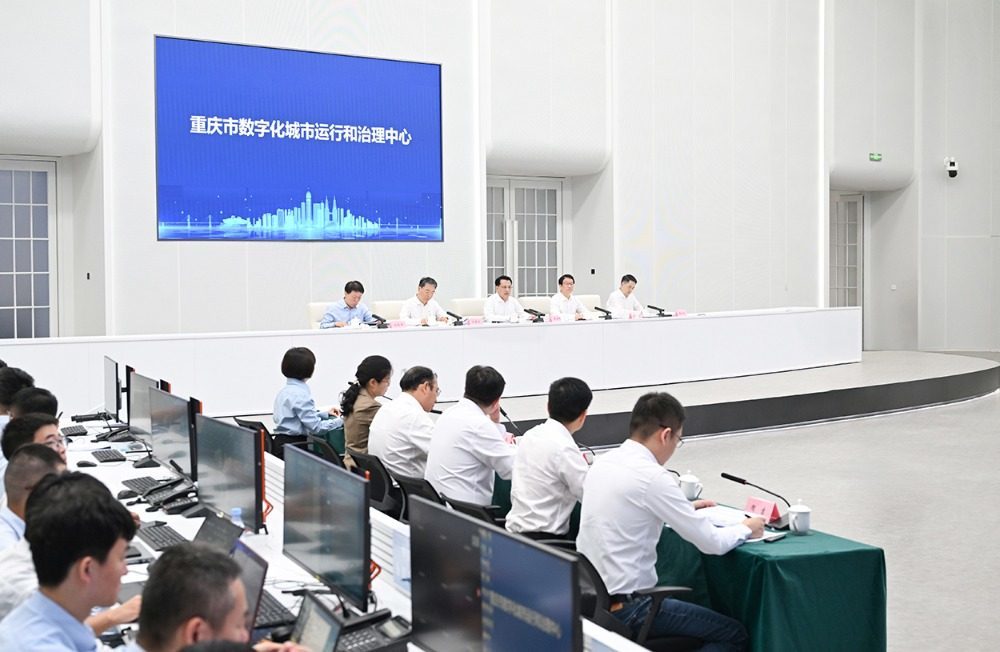 ▲7月7日上午,市委书记袁家军在市数字化城市运行和治理中心,调研人工智能赋能数字重庆建设工作并召开座谈会。记者 苏思 摄