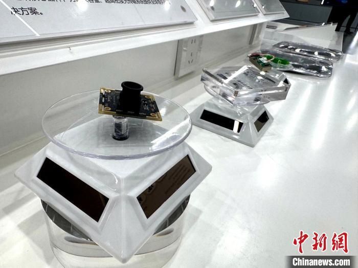 图为陕西光电子先导院科技有限公司展厅内摆放的产品。杨英琦 　摄