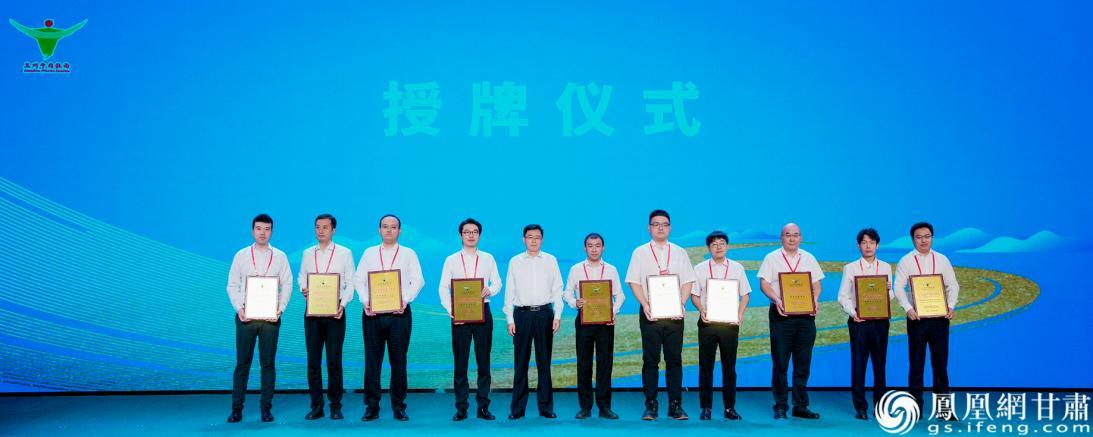 10家驻外商务代表处、商协会被授予首批“兰州牛肉拉面产业推广服务中心”牌匾　永登县融媒体中心供图