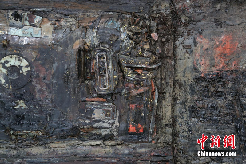 图为海昏侯墓内棺头箱遗物出土情形。(江西省文物考古研究院 供图)