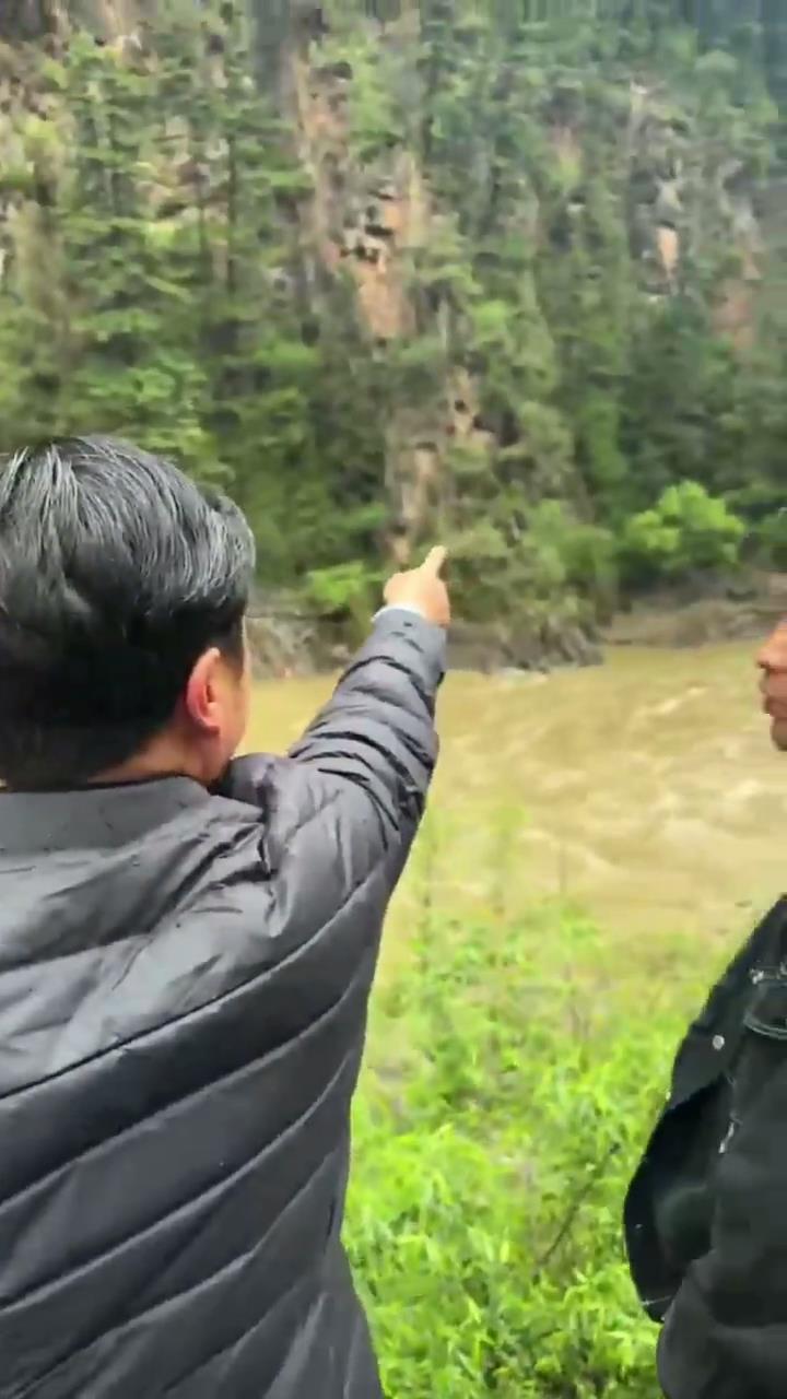 阿坝坠崖致2死5失联的旅游车已找到 死者亲属:最后一程发生意外