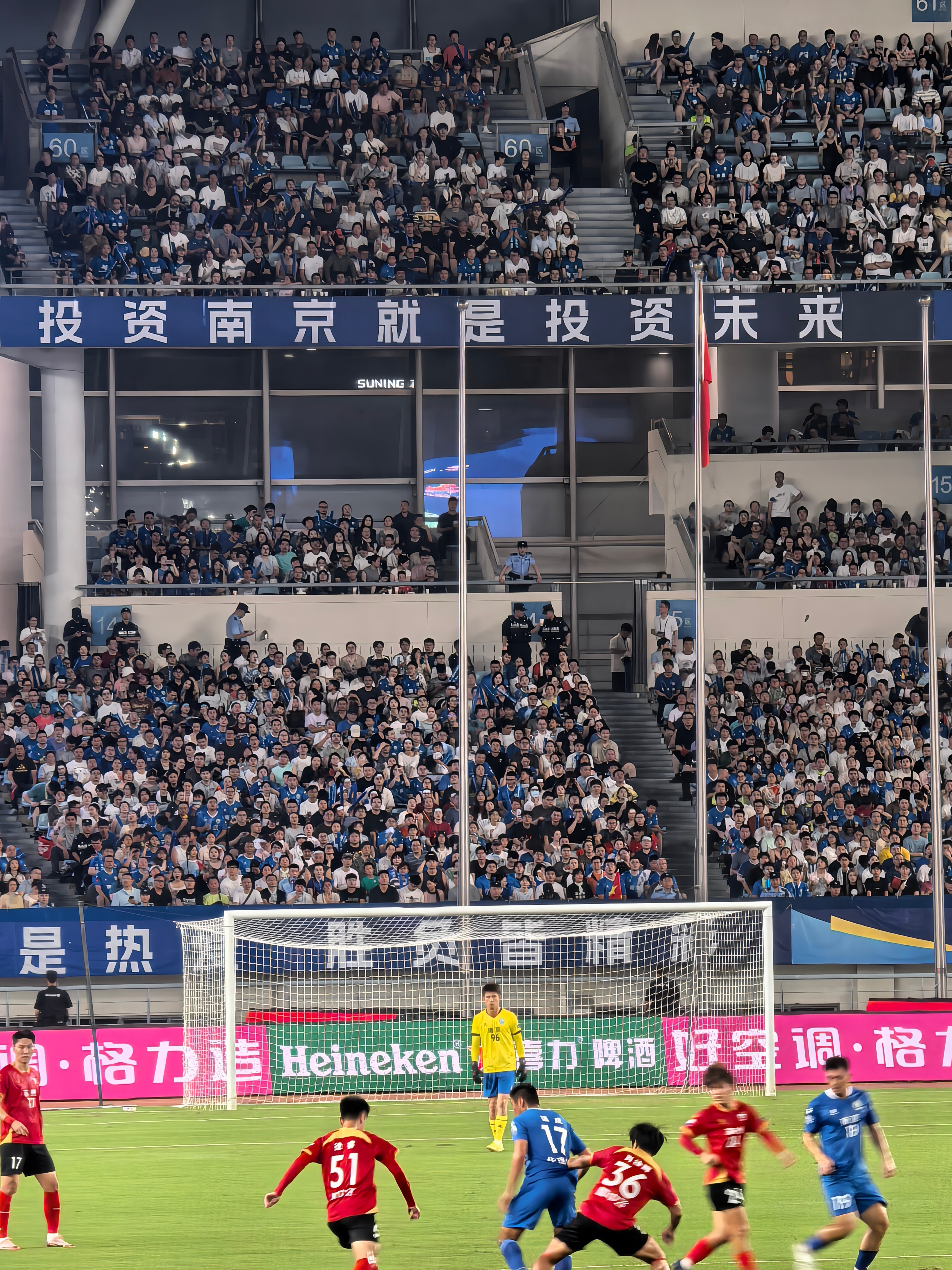 “投资南京就是投资未来”条幅成为“苏超”赛场一道独特风景。陶魏斌 摄