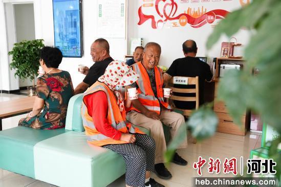 图为环卫工人在驿站内喝水聊天。 董树科 摄