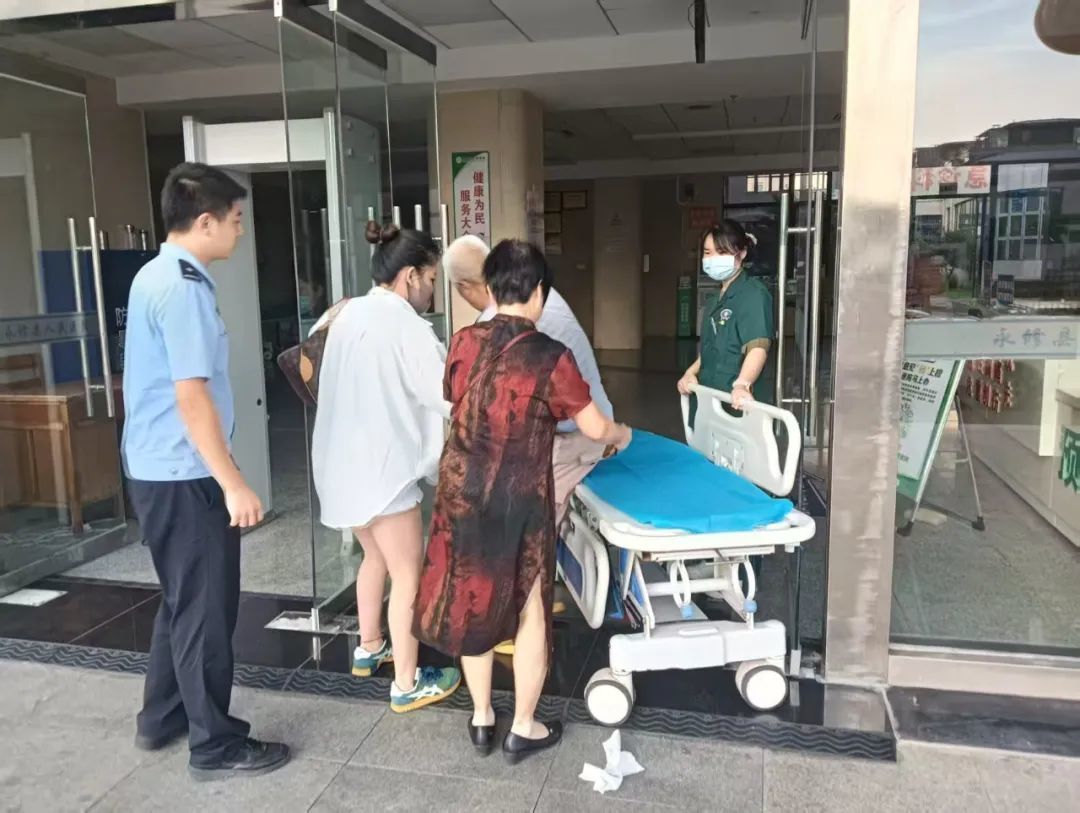 10分钟！永修民警鸣笛开道 为毒蛇咬伤老人抢出“生命通道”凤凰网江西_凤凰网