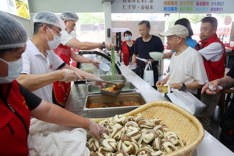 暖“心”闻：这个社区“免费午餐” 65岁以上老人刷脸即可享用