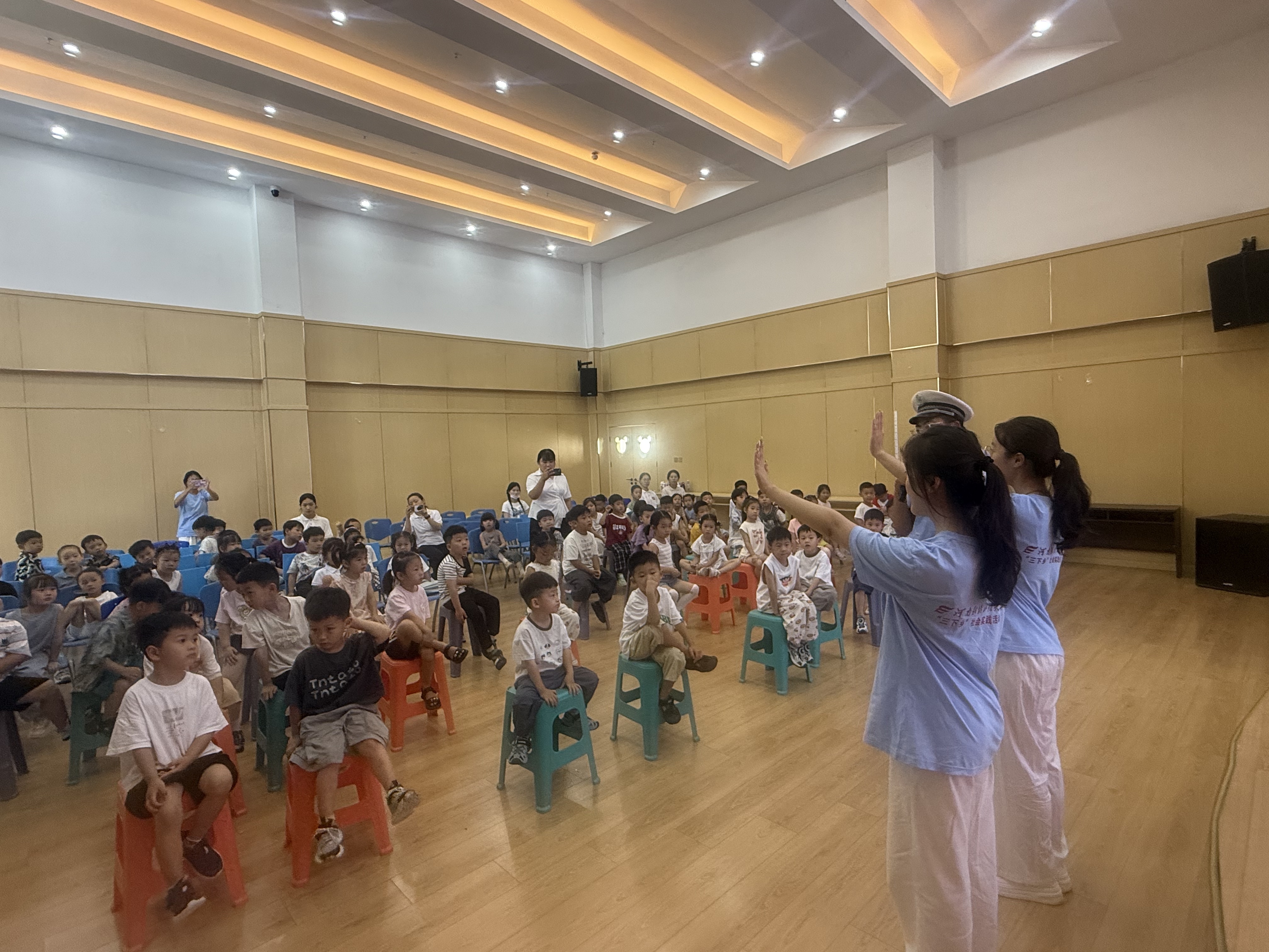 商丘交警開展暑期安全“童”行 文明交通“幼”見 “小手拉大手”主題宣傳活動(dòng)