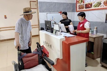 七旬老人候鸟式养老 连续两夏飞来兰州新区凤凰网甘肃_凤凰网