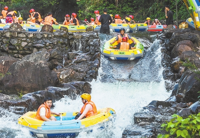资溪县：漂流享清凉（图）