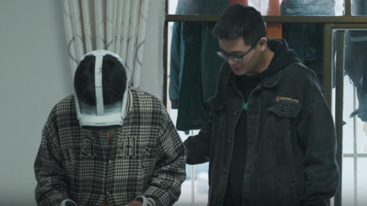 为桥梁安全保驾护航是巡检员的日常，克服恐高，是新人常旭的第一课