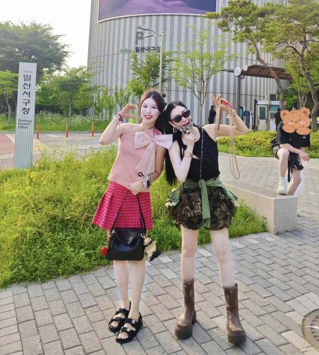钟丽缇穿小短裙搭配长筒靴。