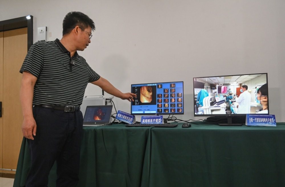 ▲2025年7月10日,重庆邮电大学研究生院江南分院,工作人员介绍鼻咽喉医疗AI 大模型。 记者 郑宇 摄