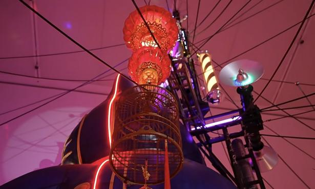 图1- 6 《妄想代理人》细节图片：旧式灯笼