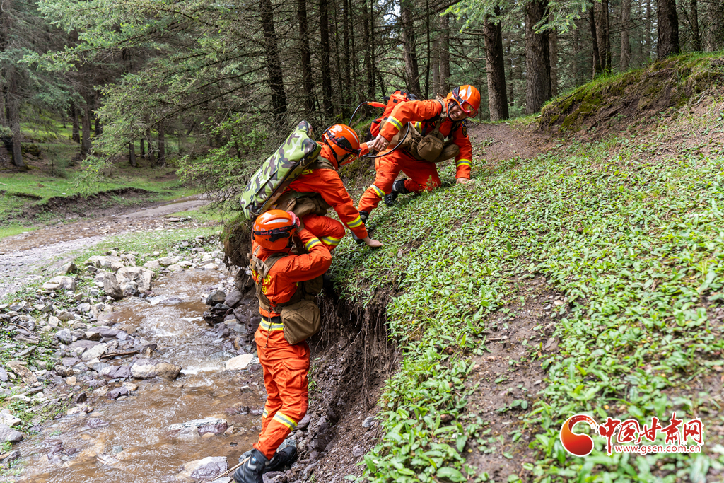 消防救援人员团结协作