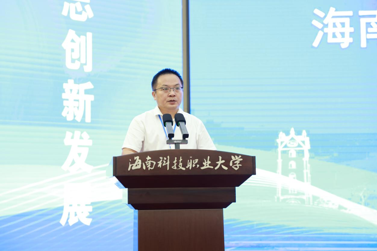 学校党委书记、政府督导专员杨海书记致辞。