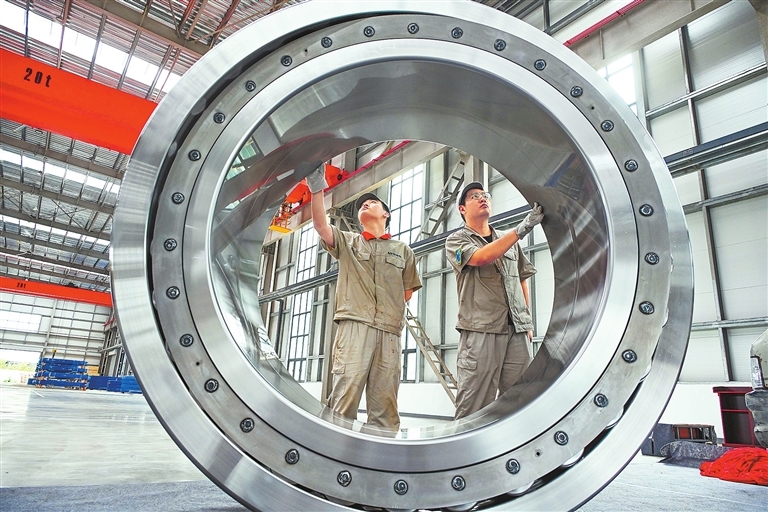 7月9日，全球最大22米輾環機全系列軸承在洛陽正式下線。 潘炳郁 余柯 攝