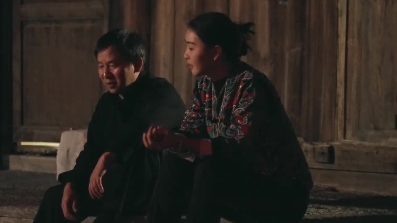 苗族姑娘用青春匠心和火一般的热情，传承发展着家乡的苗族银饰锻造技艺