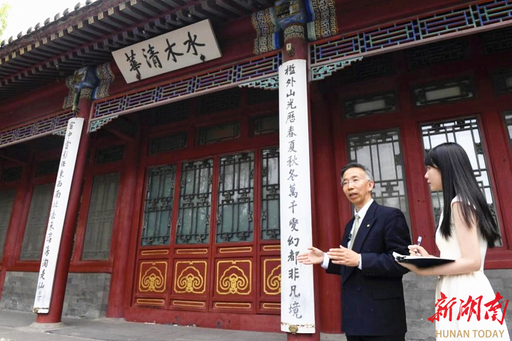金兼斌为记者解联。