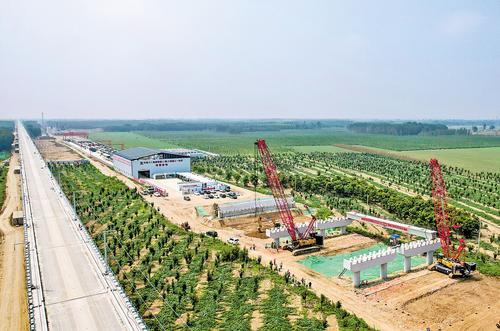 7月10日拍摄的雄安新区雄鄚路二期工程燕南长城大桥建设现场。 本报记者 李东宇摄