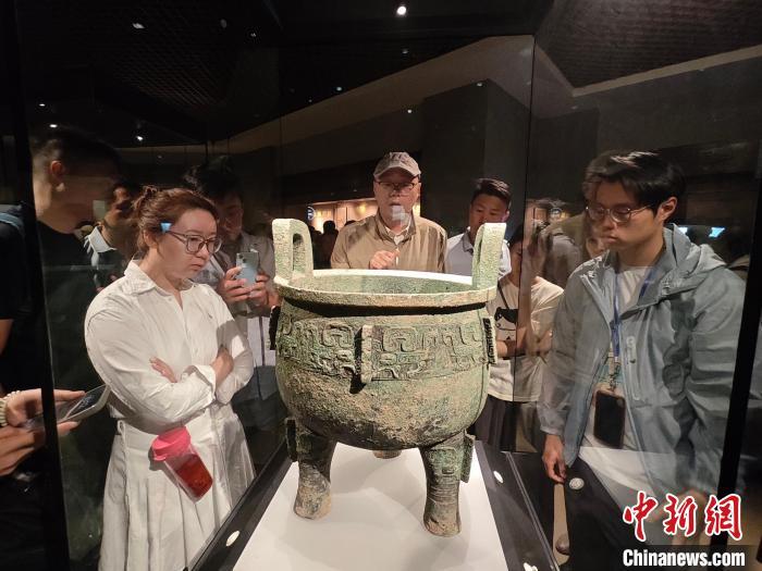 7月8日，甘肃省博物馆展陈文物吸引台胞青年。申志波　摄