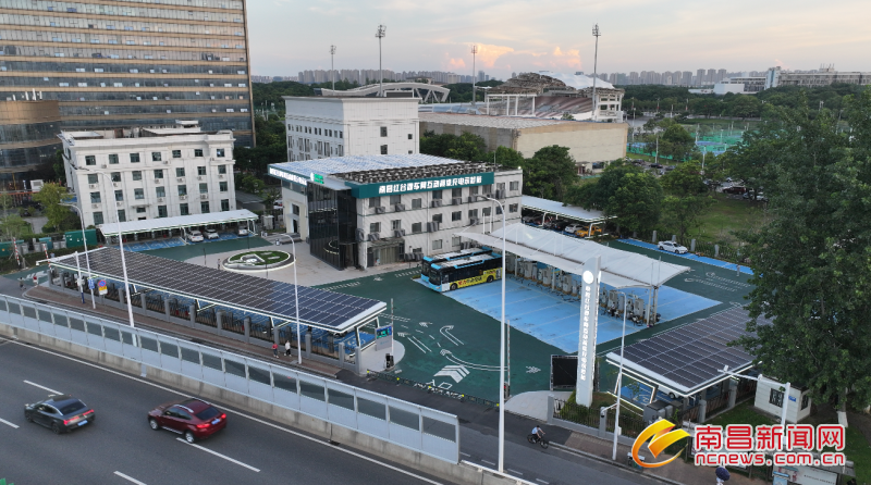 日前，南昌红谷滩车网互动超级充电示范站正式启用，这是江西首座“光储充放检调”为一体的充电示范站。洪观新闻记者 魏勇剑 摄