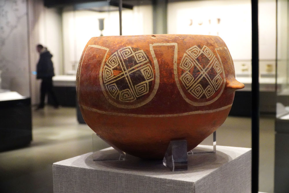 在山东曲阜孔子博物馆，大汶口文化云雷纹彩陶釜亮相山东文物精品展（2023年2月9日摄）。