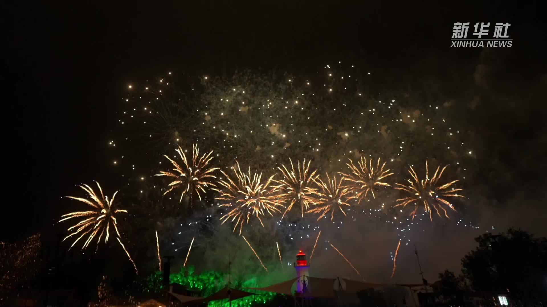 河北秦皇岛：绚烂烟花点亮夏夜