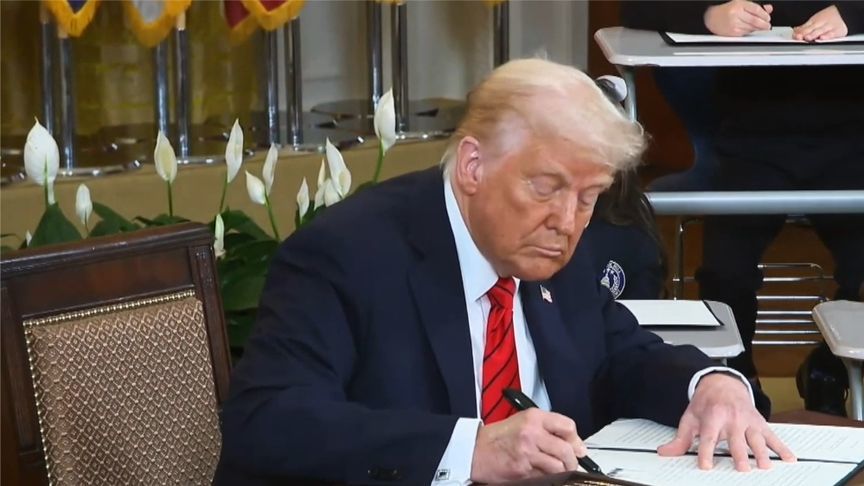 从教育部到媒体，特朗普全方位围剿美国“觉醒文化”