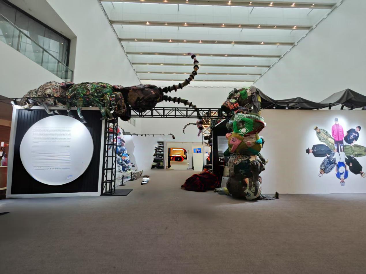图 5 武宁亚 《蜈蚣计划：人、虫、茧》综合材料装置 2025年3月拍摄