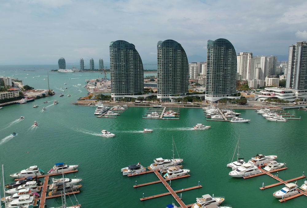 ↑在海南省三亚市，游客乘坐游艇在海上游玩（无人机照片）。新华社记者 赵颖全 摄
