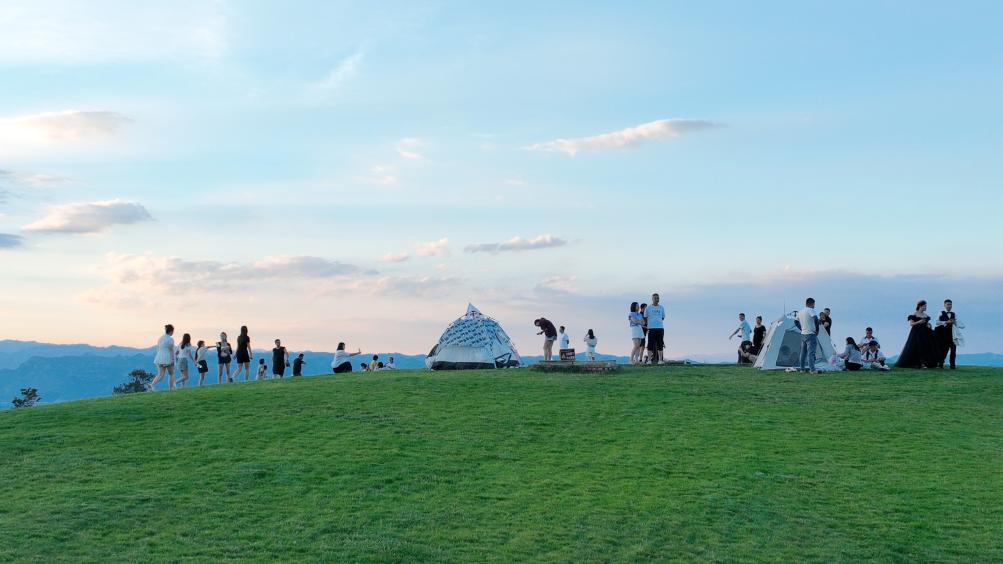 这是7月5日拍摄的涉县太行五指山景区空中草原（无人机照片）。