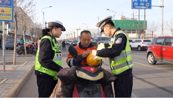 △公安交警部门对农村常见违法行为进行劝导查处