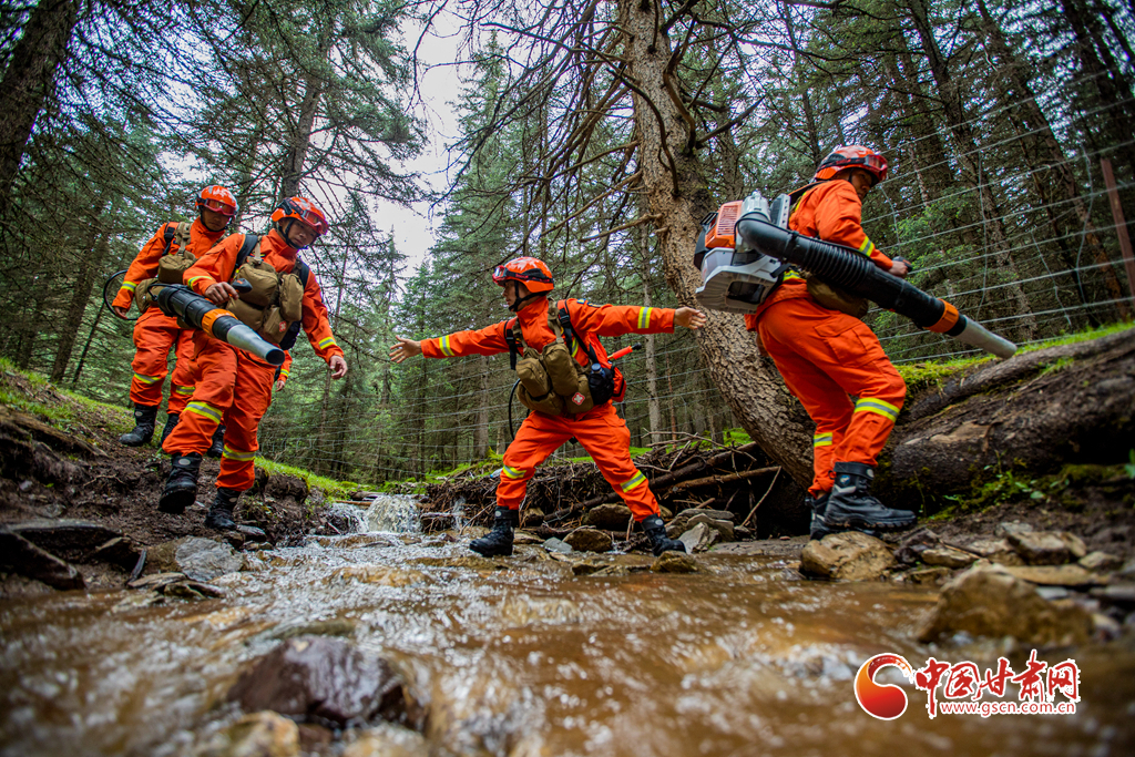 消防救援人员跨越沟壑