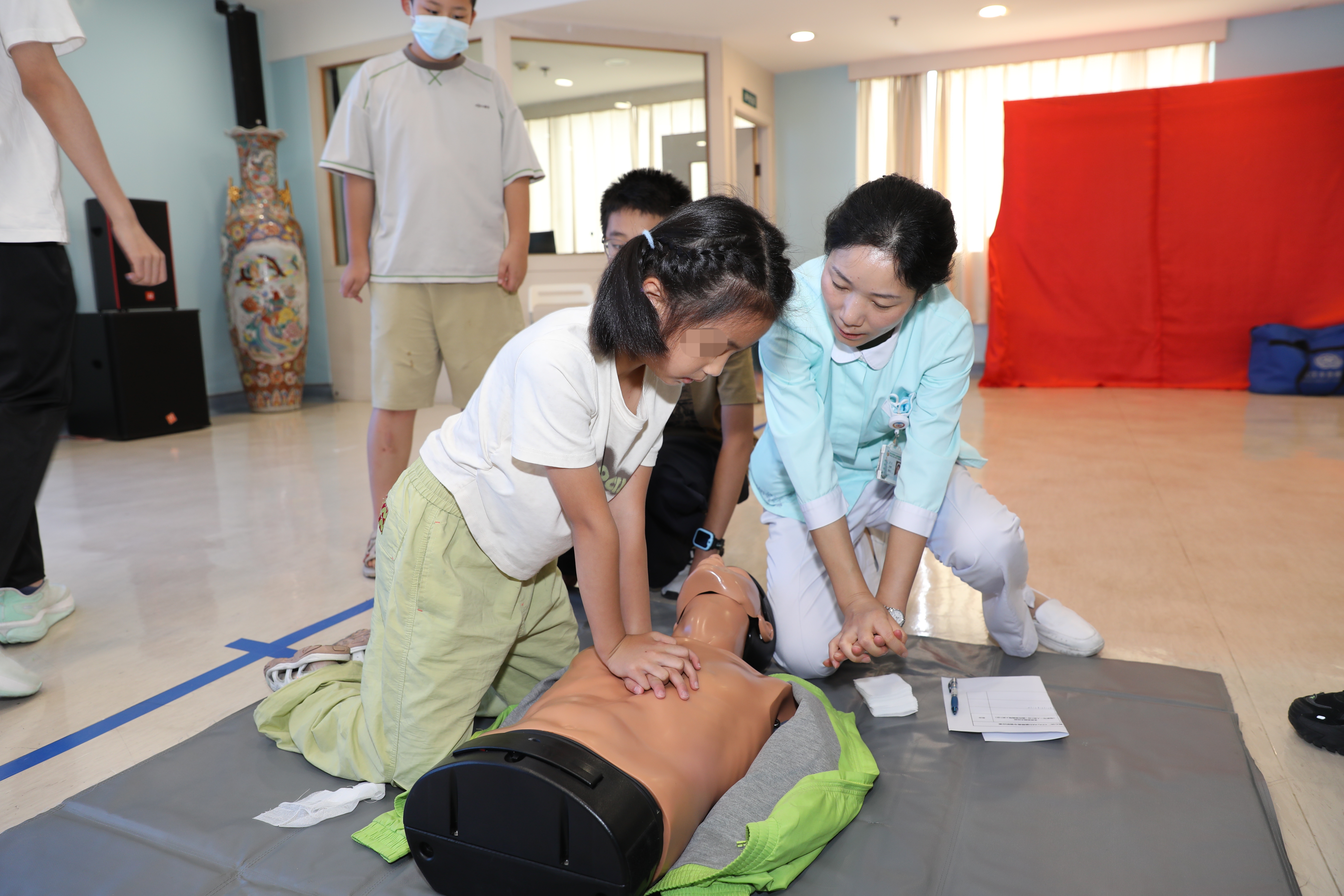 郑丹护士指导孩子动作